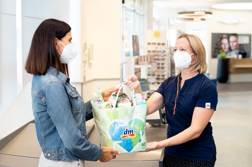 Vorschau Bild von Die über dm.at bestellten Produkte können bereits
nach drei Stunden in der Wunschfiliale abgeholt und in nachhaltigen
Mehrwegverpackungen mit nach Hause genommen werden.