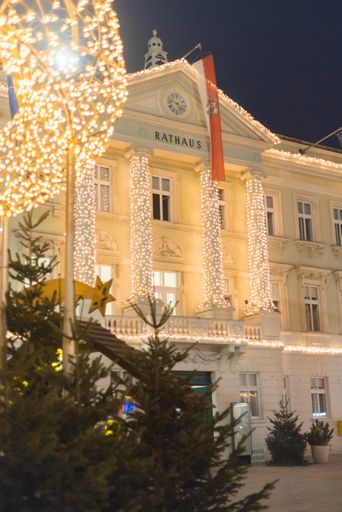 Vorschau Bild von Das Rathaus Baden im Advent mit wunderschöner Beleuchtung