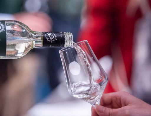 Vorschau Bild von Die Vorboten des Jahrgangs 2021 präsentieren sich
als etwas reifer, sehr elegant, enorm fruchtig und in einzelnen
Weinen bereits mit Fülle am Gaumen. Das DAC-Herkunftssystem
Steiermark gibt dem größten Teil der Weine des neuen Jahrgangs noch
Zeit für Entwicklung und Reife. Diese kommen ab 1. März und 1. Mai
auf den Markt. Infos auf www.steiermark.wine