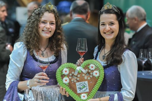 Vorschau Bild von Am Traditionstag des Steirischen Junkers, am
Mittwoch vor Martini, wurde nach dem Motto „Der Junker ist da“ die
Junker-Saison 2021 offiziell eröffnet. Infos zu den Junker-Winzern,
Junker-Wirten, Rezepten uvm. auf www.steirischerjunker.at