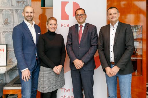 Im Bild (v.l.n.r.): Martin Sprengseis-Kogler (P19),
Barbara Gruszkiewicz (BearingPoint), Johannes Weinzierl
(Raiffeisenlandesbank Oberösterreich) und Christian Bruck
(BearingPoint) bei der P19-Studienpräsentation am 11. November 2021.