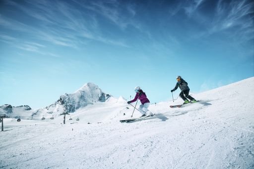 Salzburgs höchstgelegenes Skigebiet steht für
absolute Schneesicherheit und puren Wintersportgenuss in allen
Facetten. Seit 9. Oktober 2021 ziehen Wintersportler ihre Schwünge
auf den weiten Gletscherhängen und genießen ein vielseitiges
Angebot.