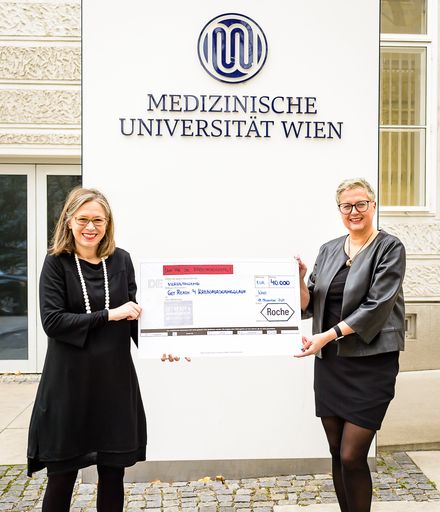  Am 11. November 2021 konnte Bärbel Klepp (Roche
Austria) den Spenden-Scheck in der Höhe von 40.000 Euro an Michaela
Fritz (MedUni Wien) überreichen.