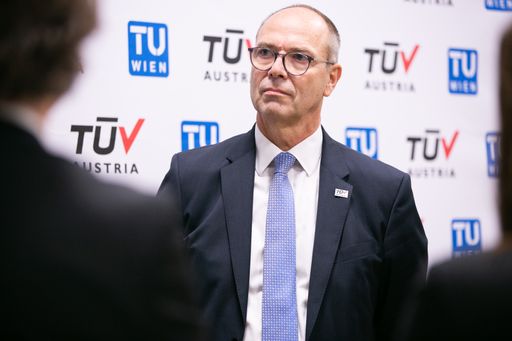 In regelmäßigen Abständen berichten Medien über
Hackerangriffe auf IT-Systeme von Unternehmen und Organisationen.
TÜV TRUST IT GF Detlev Henzes einfacher – und sicherlich wirksamster
– Rat: „Bleiben Sie misstrauisch!“ | it-tuv.com