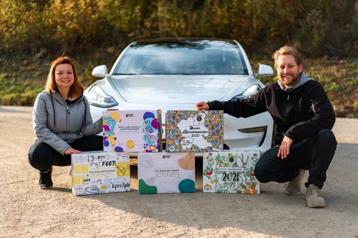 Vorschau Bild von Tesla mit Hanf Adventskalendern und den Gründern des Hanf
Magazins Lucas und Julia