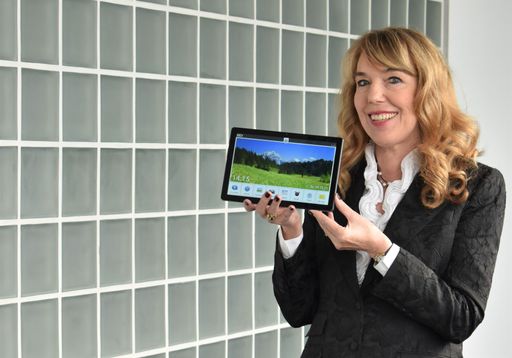 emporia-Eigentümerin Eveline Pupeter mit dem
einfach zu bedienenden Tablet.