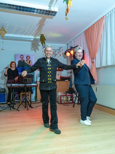 Vorschau Bild von Karin Erhart (l) und Ortrun Gauper (r) schwingen
das Tanzbein