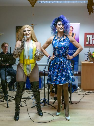 Vorschau Bild von Queen Persian Kitty (l) und Candy Licious (r) beim
glamourösen Auftritt