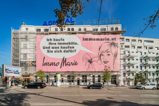 Vorschau Bild von Auffällig rosa: Der Immomarie-Banner am Mariahilfer
Gürtel zieht derzeit alle Blicke auf sich.