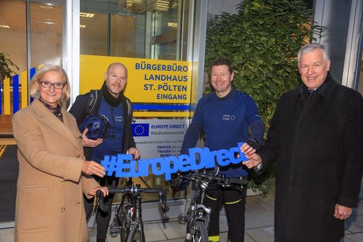 https://www.apa-fotoservice.at/galerie/27427
St. Pölten - EU-Radler treffen Landeshauptfrau Mikl-Leitner