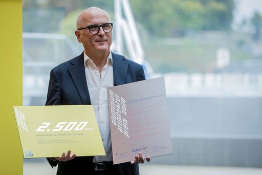 Vorschau Bild von Achitekt Alfred Berger mit der Alu-Urkunde und dem
Preisträgercheck