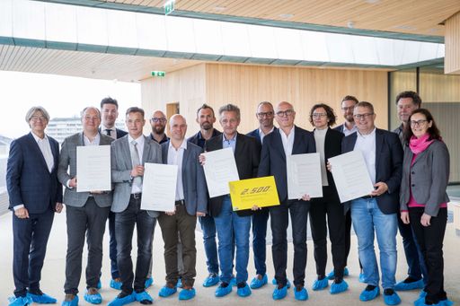 Vorschau Bild von Verleihung des Aluminium-Architektur-Preises 2020
am 7.10.2021 für das Paracelsus Bad in Salzburg an das
Architektenteam, die Bauherrenschaft, den Metallbaubetrieb, den
Oberflächenveredelungsbetrieb und den
Aluminium-Profilsystem-Anbieter