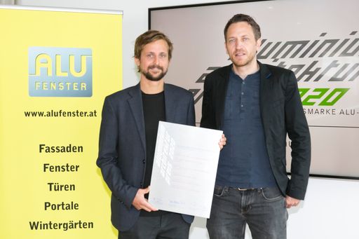 Vorschau Bild von Julian Gatterer und Richard Weiskopf mit der
Alu-Urkunde für das siegreiche Architektenteam von Rainer Köberl