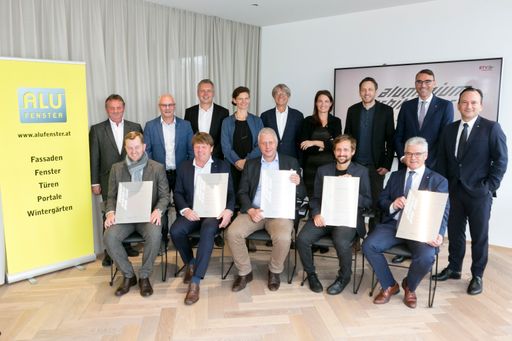 Vorschau Bild von Verleihung des Aluminium-Architektur-Preises 2020
am 5.10.2021 für das BTV Bank und Geschäftshaus an das
Architektenteam, die Bauherrenschaft, den Metallbaubetrieb, den
Oberflächenveredelungsbetrieb und den
Aluminium-Profilsystem-Anbieter