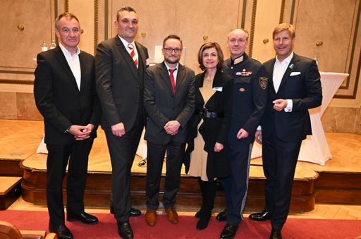 v.l.: Hausherr Peter Koren (Vize-Generalsekretär der
Industriellenvereinigung), Stefan Kirchebner (Kabinett BMLV), Kurt
Misak (Austrian Power Grid AG - Leiter Versorgungssicherheit), Club
Tirol Vizepräsidentin Renate Danler, Karlheinz Dudek
(Landespolizeidirektion Wien) und Club Tirol Präsident Julian
Hadschieff