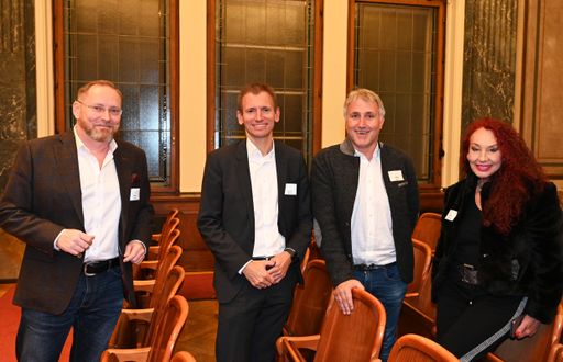 Vorschau Bild von v.l.: die Club Tirol Mitglieder Marcel Klomfar (Ikarus Security),
Martin Resel (A1 Telekom Austria) mit Vorstandsmitgliedern Herbert
Rieser (café+co) und Charlotte Sengthaler (e&k public relations)