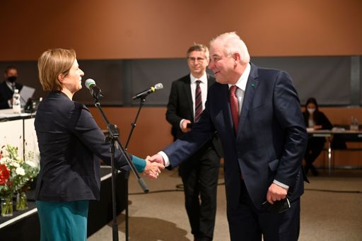 Vorschau Bild von Vizebürgermeisterin Judith Schwentner wird von
Landeshauptmann Hermann Schützenhöfer angelobt