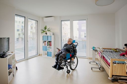 Neumieter Leopold Roth in seiner Wohnung im
Garconnierenverbund „Ilse-Buck-Straße“ in der Seestadt Aspern.