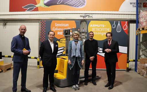 vlnr.: Dompfarrer Toni Faber, Robert Nagele
(Vorstandsmitglied Ressort Immobilien Billa AG), Dr.in Alexandra
Gruber (Geschäftsführerin der WIENER TAFEL), Robert Koncsek (Leiter
der Logistik Wiener Tafel), Hans Roth (Vorsitzender des
Aufsichtsrats und Gründer der Saubermacher AG).