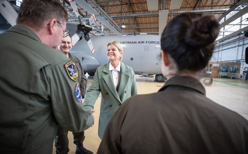 Verteidigungsministerin Klaudia Tanner vor einer C-130 Hercules