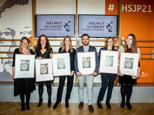 Die Preisträgerinnen und Preisträger des Helmut Schmidt
Journalistenpreises 2021: Barbara Klingbacher, Maja Helmer, Hannah
Knuth, Tin Fischer, Rebecca Kelber und Katharina Meyer zu Eppendorf
(v.l.n.r., nicht anwesend: Dennis und Patrick Weinert) / Weiterer
Text über ots und www.presseportal.de/nr/59133 / Die Verwendung
dieses Bildes ist für redaktionelle Zwecke unter Beachtung ggf.
genannter Nutzungsbedingungen honorarfrei. Veröffentlichung bitte
mit Bildrechte-Hinweis.