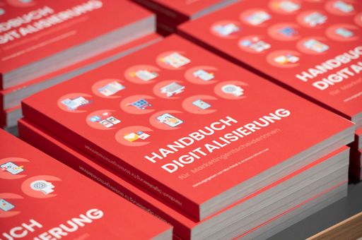 Vorschau Bild von Das Experten-Nachschlagewerk: Handbuch
Digitalisierung für MarketingentscheiderInnen