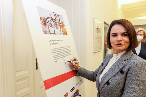 Csoklich Preisverleihung 2021 Swetlana
Tichanowskaja (vorne) und Veronika Zepkalo bei der Preisverleihung
in der Wiener Redaktion der Kleinen Zeitung