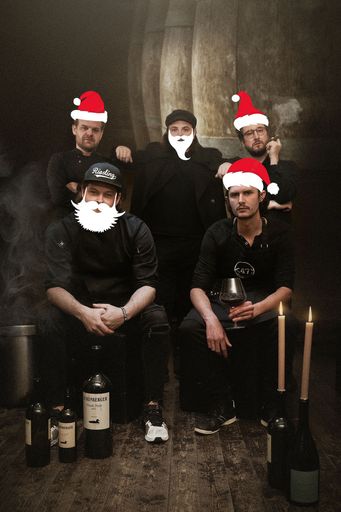 Spitzenköche eröffnen neues Restaurant. V.l.n.r.:
Johann Schmuck (Broadmoar), Harald Irka (Am Pfarrhof). Hinten
(v.l.n.r.): Markus Neuhold, Herbert König, Jakob Schönberger.