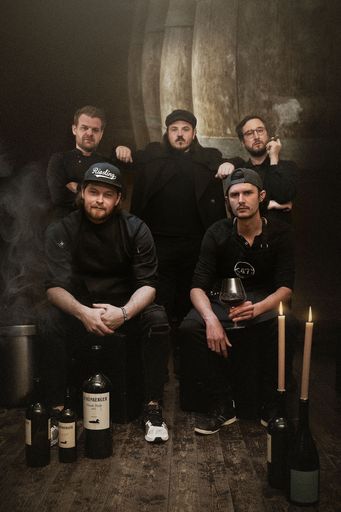 Vorschau Bild von Spitzenköche eröffnen neues Restaurant. V.l.n.r.:
Johann Schmuck (Broadmoar), Harald Irka (Am Pfarrhof). Hinten
(v.l.n.r.): Markus Neuhold, Herbert König, Jakob Schönberger.