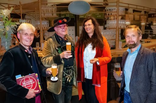 Buchpräsentation beim Schwechater Wirt Harald
Leupold in Wien. V.l.n.r.: Braumeister Andreas Urban, Bierpapst
Conrad Seidl, Diplom-Biersommelière Gabriela Maria Straka und
Verkaufsdirektor Bernhard Mitteröcker
