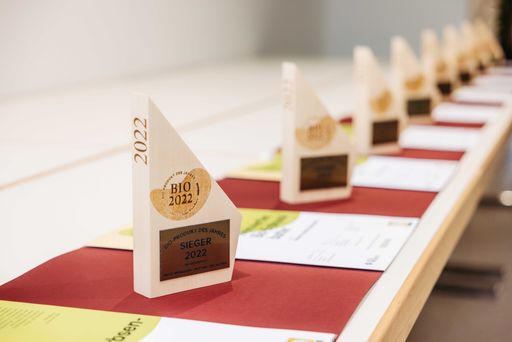  Die Trophäen für das Bio-Produkt des Jahres warten
auf die glücklichen GewinnerInnen