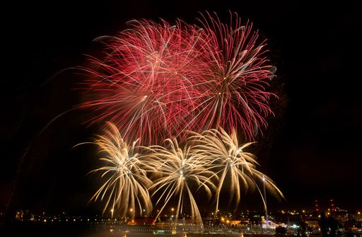 Vorschau Bild von Finale bei einem Feuerwerk am See
