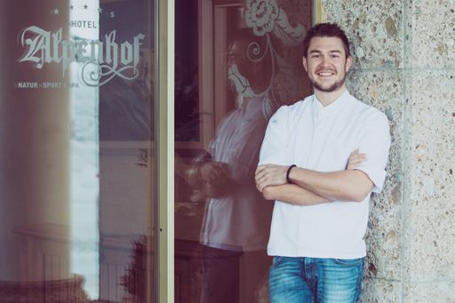  Küchenchef Maximilian Stock vor dem Hoteleingang im ****S Hotel
Alpenhof