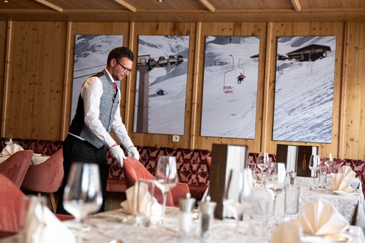 Vorschau Bild von Restaurantleiter Daniel Poms im Restaurant des ****S Hotel
Alpenhof