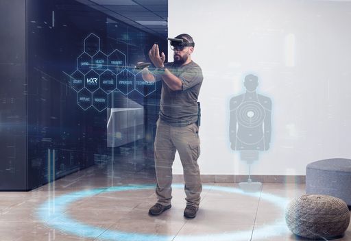  Die Kombination einer App in Verbindung mit einer
KI-basierenden Technologie und der Microsoft HoloLens 2 kann
Trainings-Szenarien allerorts kostengünstig und hocheffizient
umsetzen.