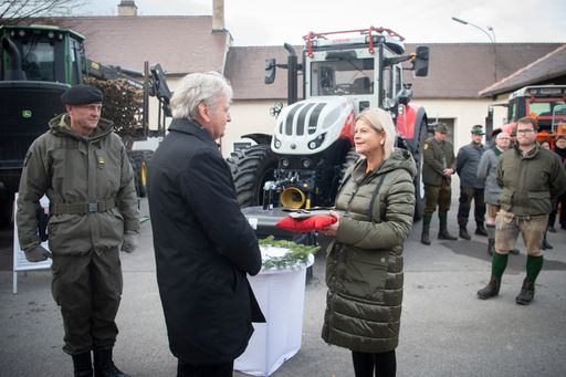 Verteidigungsministerin Klaudia Tanner übergibt den ersten von
neun Traktoren