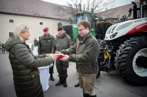 Vorschau Bild von Verteidigungsministerin Klaudia Tanner übergibt den ersten von
neun Traktoren