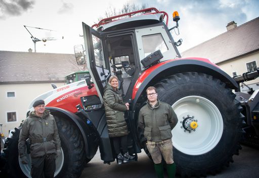Vorschau Bild von Verteidigungsministerin Klaudia Tanner übergibt den ersten von
neun Traktoren