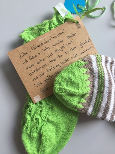 Vorschau Bild von "Grüne Socken" mit liebevoller Botschaft an die
Patientin von der unbekannten Strickerin