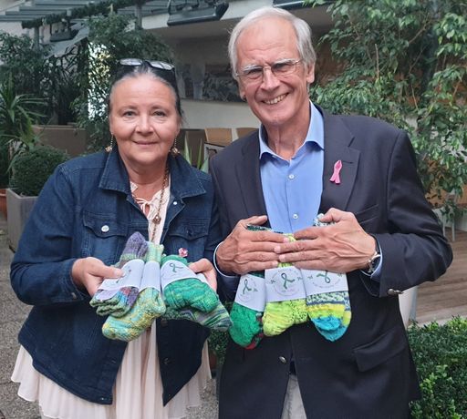 Vorschau Bild von Krebshilfe-Präsident Univ.-Prof. Dr. Paul Sevelda
und Krebshilfe-GF Doris Kiefhaber freuen sich über die neue Aktion
für Unterleibskrebspatientinnen.