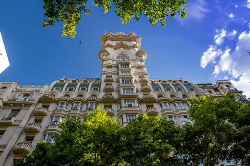 Die Fassade des Palacio Barolo in Buenos Aires folgt der
Inspiration eines der bedeutendsten Werke der Literatur, der
Göttlichen Komödie Dante Alighieris. / Weiterer Text über ots und
www.presseportal.de/nr/152361 / Die Verwendung dieses Bildes ist für
redaktionelle Zwecke unter Beachtung ggf. genannter
Nutzungsbedingungen honorarfrei. Veröffentlichung bitte mit
Bildrechte-Hinweis.