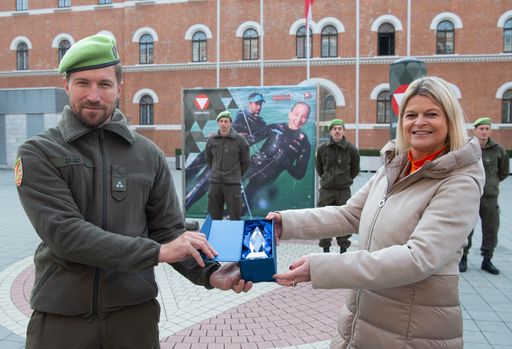Verteidigungsministerin Klaudia Tanner gemeinsam mit dem
Heeressportler Zugsführer Thomas Zajac.