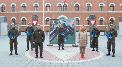 Vorschau Bild von Anmerkung bei Bild 9115 v.l.n.r.: Zugsführer Thomas Zajac,
Zugsführer Gernot Rumpler, Kommandant Heeressportzentrum Oberst
Christian Krammer, Zugsführer David Brandl, Zugsführer Gregor Raggl
und Zugsführer Gernot Ymsén.