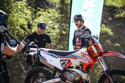 Vorschau Bild von Senad Grosic (links im Bild) bekommt die KTM 300
EXC TPI Red Bull Erzbergrodeo Edition von Manuel Lettenbichler
(rechts im Bild) überreicht und erklärt.