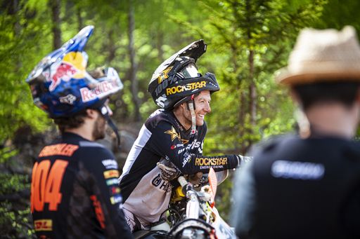 Vorschau Bild von Der 5-fache Red Bull Erzbergrodeo Sieger Graham
Jarvis (Bildmitte) geniesst die Dreharbeiten am Erzberg.
