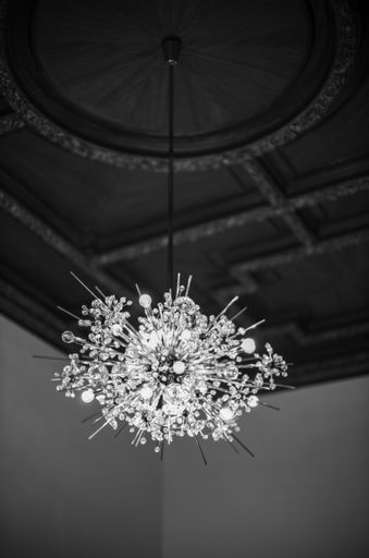  Der von Hans Harald Rath im Jahre 1963 designte
Kronleuchter „Met Foyer“ der Serie „The Metropolitan“ des Wiener
Traditionshauses J. & L. Lobmeyr veredelt nun als Maßanfertigung die
Kanzleiräumlichkeiten der Rechtsanwaltskanzlei Constantin-Adrian
Nițu in der Prinz-Eugen-Straße 70/1/3 in 1040 Wien durch seine noble
Eleganz.
