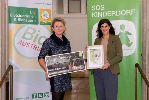 BIO AUSTRIA Obfrau Grabmann übergibt einen
Spendenscheck an Sylvia Karl von SOS-Kinderdorf