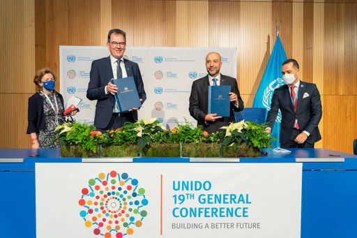  Mitte links: Gerd Müller, design. UNIDO Director General;
Mitte rechts: Mr. Mohamed Mezghani, Außerordentlicher Botschafter,
und bevollmächtigte Ständige Vertreter während der offiziellen
Bekanntmachung der neuen Generaldirektors der UNIDO