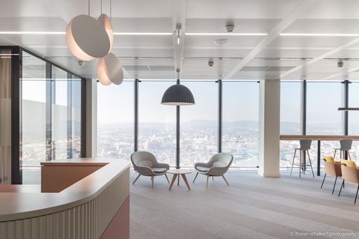 Vorschau Bild von Sanofis neues Büro - eine Lounge mit Blick über
Wien