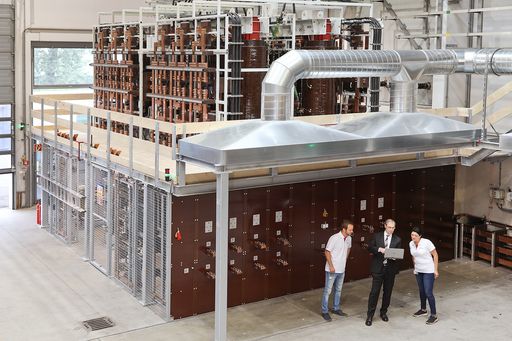 Das Schaltgerüst ist das Herzstück des DC-Labs, das
aus zwei Teilen besteht: In der oberen Etage befindet sich vier
Transformatoren. In der unteren Etage stehen Gleichrichter, die aus
Wechselstrom Gleichstrom erzeugen. Beide Etagen sind auf sehr hohe
Ströme von bis zu 80 Kiloampere und 75 Megawatt Prüfleistung
ausgerichtet